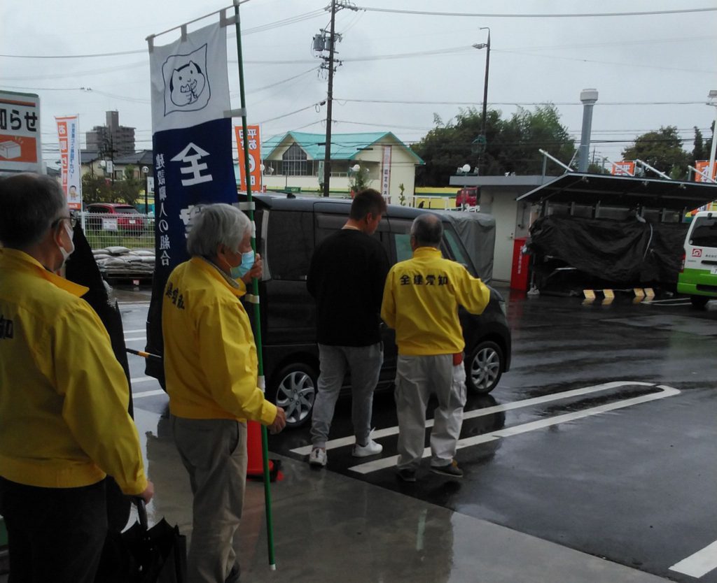 お店を出る職人さんに声掛けをする役員