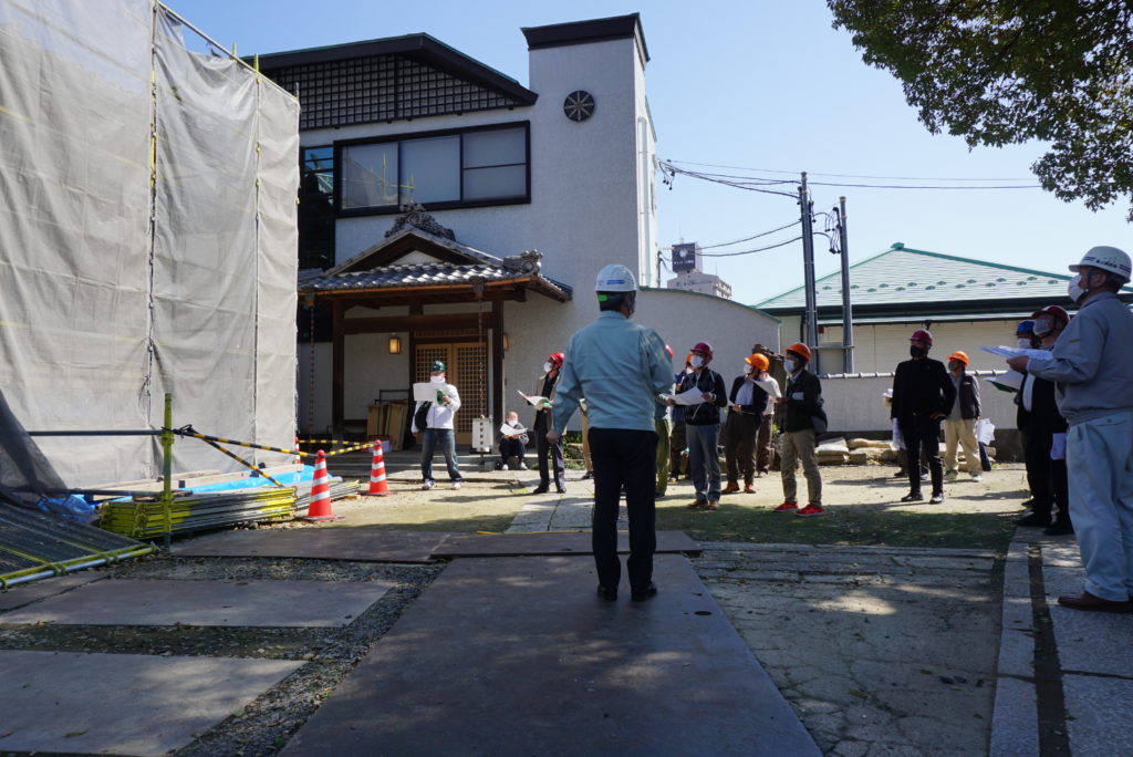 熱心に説明を聞く参加者の皆さん