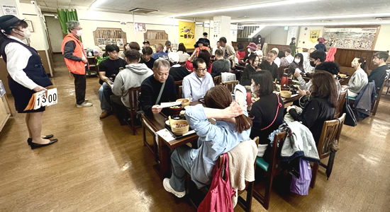 みんなそろっての昼食